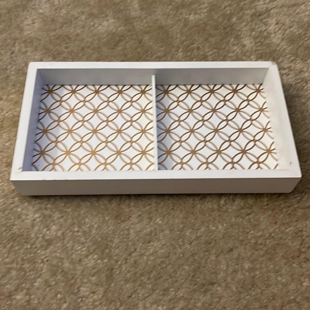 Tray Size OS Color White Gold